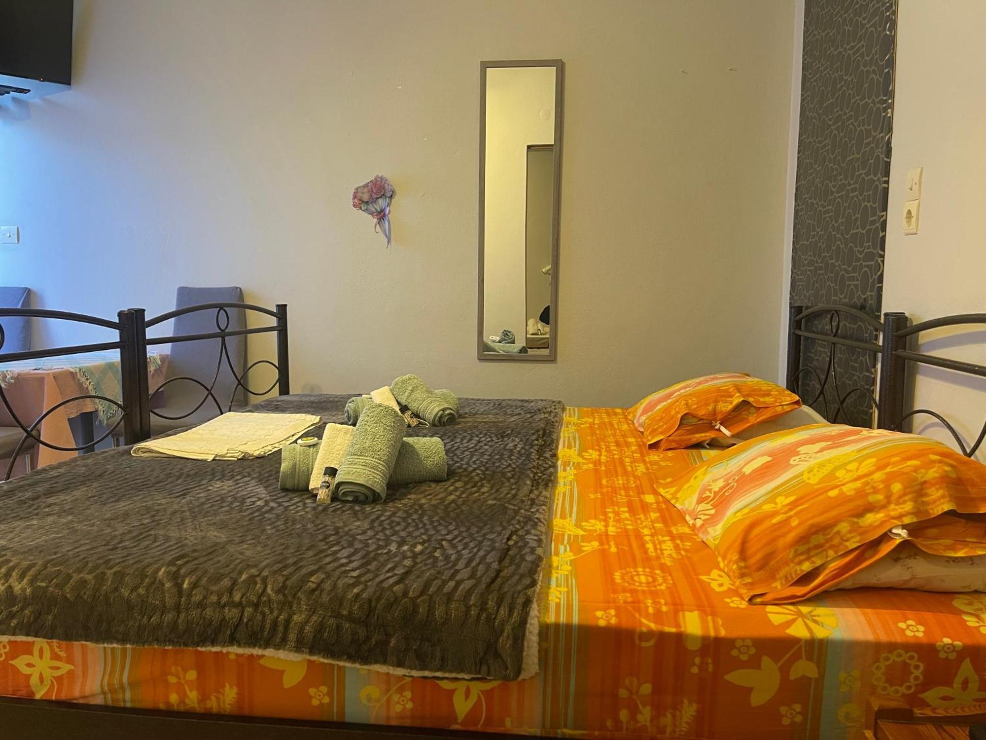 Pislis Rooms 卡梅纳维洛拉 外观 照片